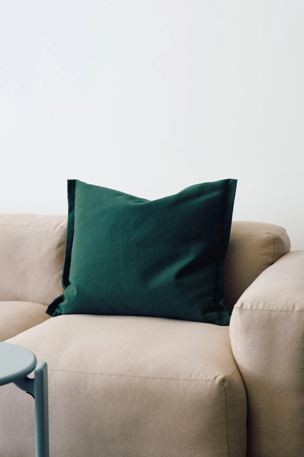 Emerald green and teal are part of the colour trends for 2026. Here you can see a cushion from HAY in an emerald green shade.
