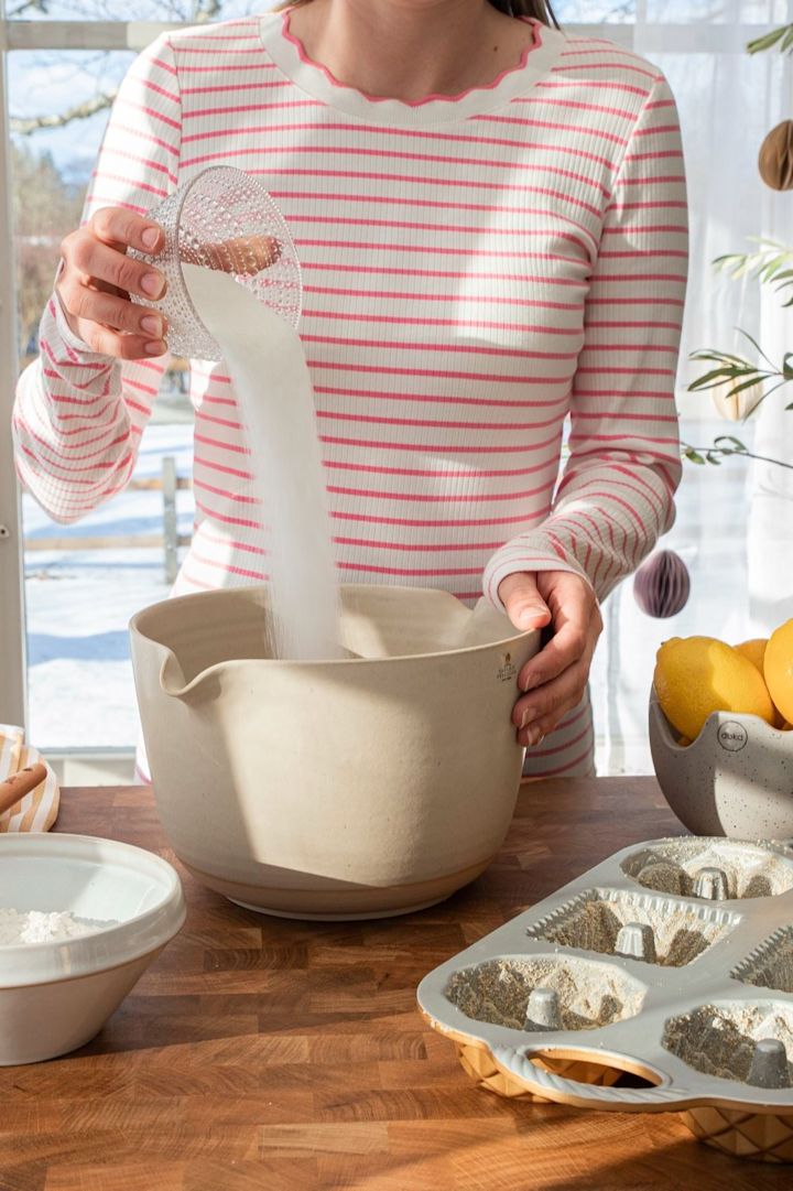 Bake mini sponge cakes in a Geo bundtlette baking tin from Nordic Ware using Baka med Frida's simple Easter cake recipe. Mix all ingredients in a sturdy bowl.