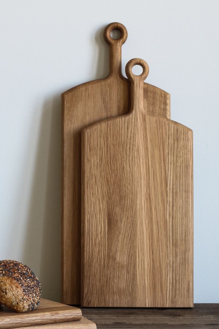 The Tell Me More Levi chopping board in wood is the perfect Christmas gift idea for the food lover who wants to add a new element to their kitchen as well as their cooking.