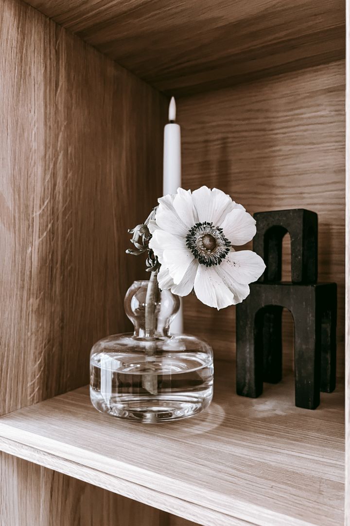 Bookshelf decor ideas - inspiration from Anela Tahirovic's home @arkihem where a cut flower in a nice Marimekko vase creates a more vivid impression on your bookshelf.