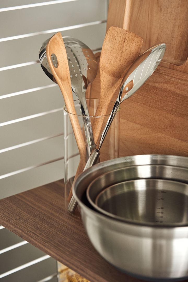 Tips to help you declutter your home. Here you see a jar with utensils ready to use. 