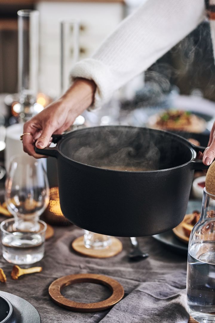 In our list of 5 Christmas gift ideas for food lovers you see the Norden cast iron casserole dish from Fiskars. 