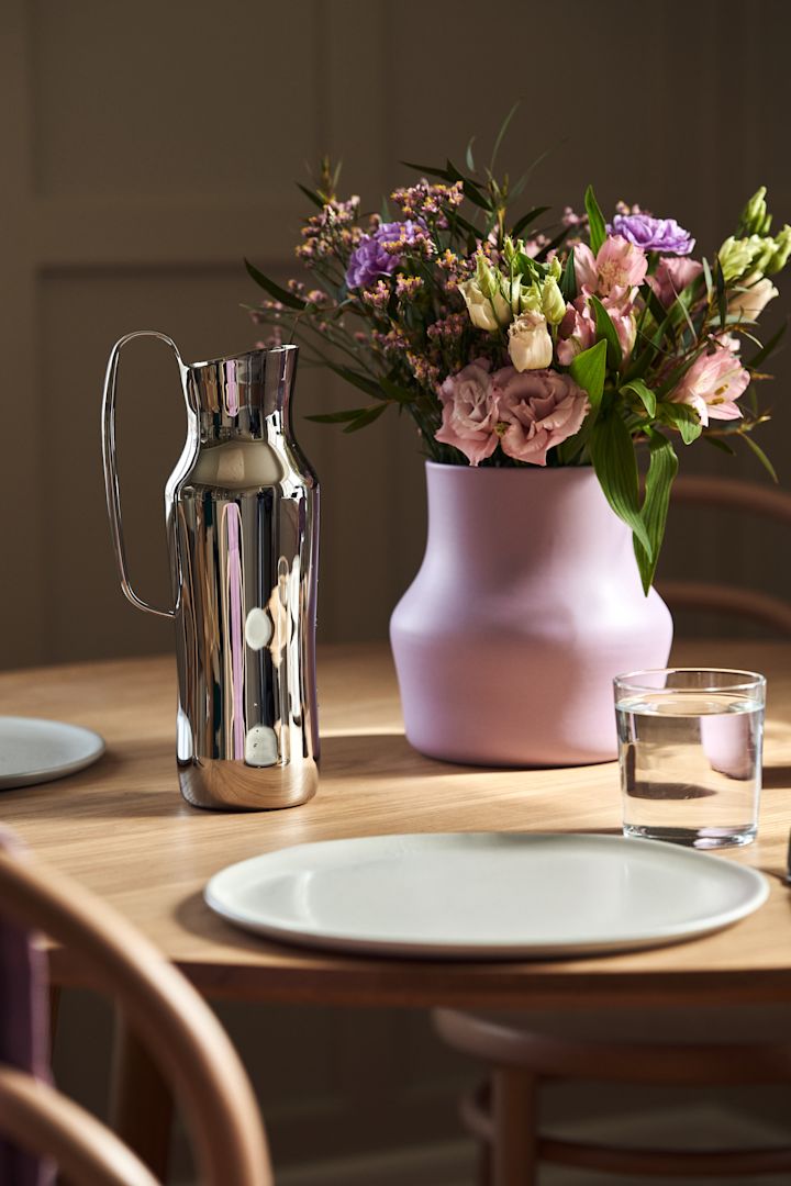 The interior trends for autumn 2023 feature details in chrome or stainless steel like this carafe by Gense, designed by Monica Förster.