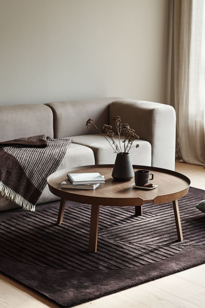 The Levels wool rug from NJRD in our guide to choosing the right rug - dark rugs give the living room a warm and cosy feeling. 