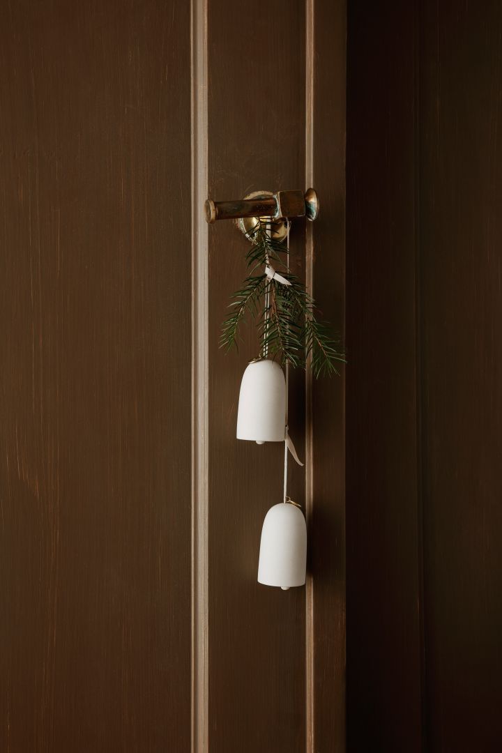 Sweet, white bells as Christmas pendants from Ferm Living are very popular among this year's Scandi Christmas decorations. 