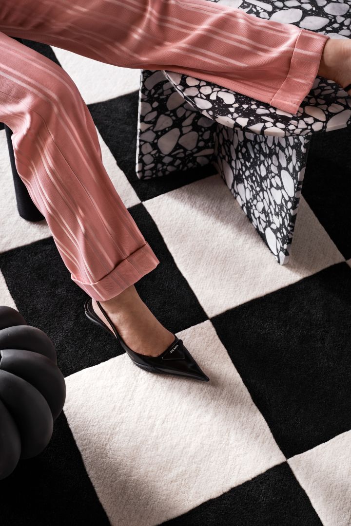 You can also create contrasts by using a chequered rug, such as the Tenman wool rug in black and white from Tinted. Spring 2024 interior design trends are all about contrasts but also large patterns.