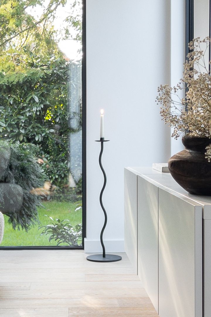 The Curve candle holder – Floor from Cooee Design in the home of German influencer @haus-tannenkamp