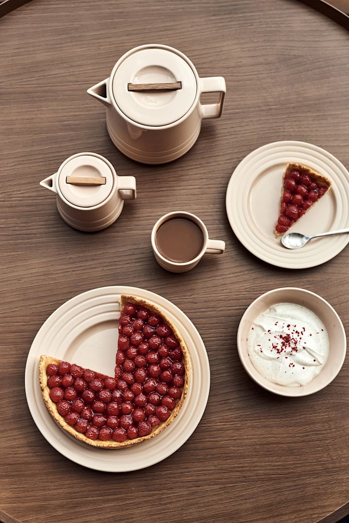 How about a new crockery set as a Mother's Day gift? Here you can see beige-coloured plates in various sizes with cakes, a cup, a teapot, a bowl and a milk jug from the Lines collection by NJRD.