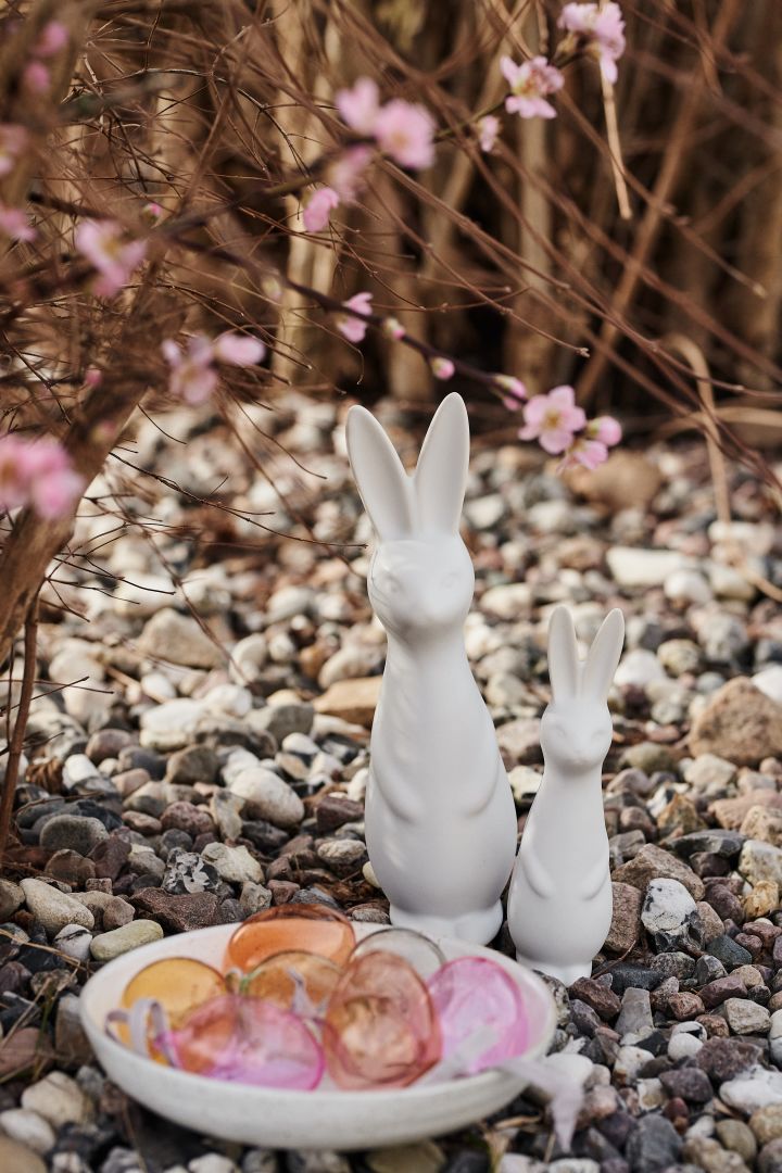 Organise an Easter egg hunt with clues that lead to hidden treasure. Here you see the Easter bunnies from DBKD hiding in the garden. 