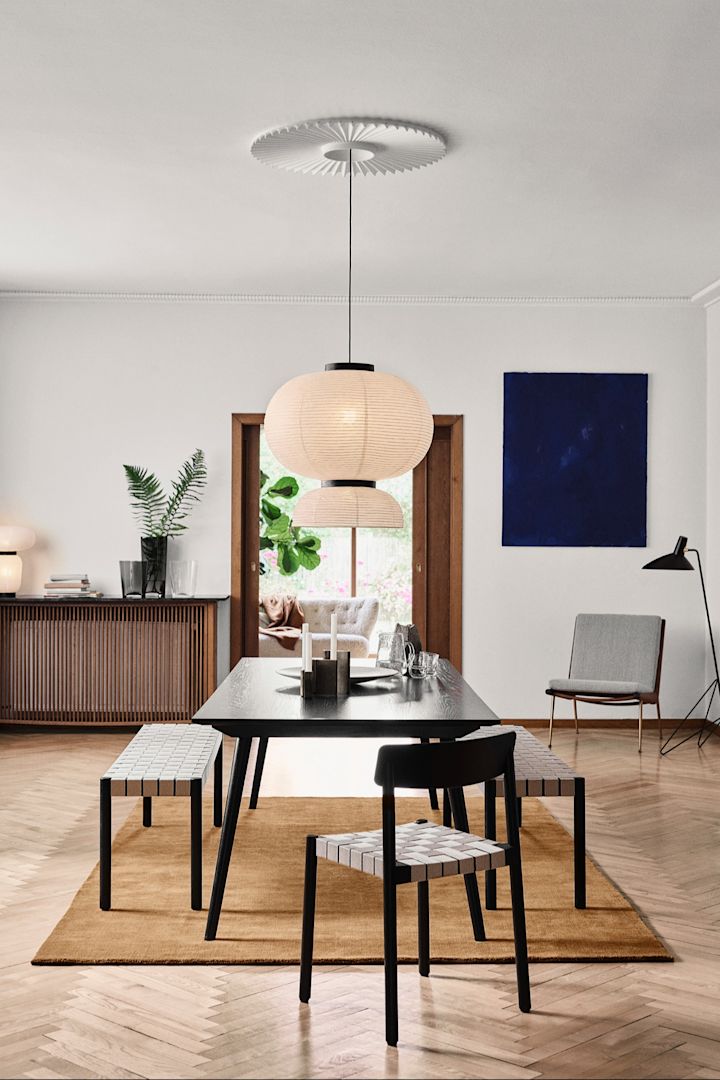 Japandi: Here you can see a dining area furnished by &Tradition in the Japandi style with the In Between dining table, Betty chairs, the Boomerang armchair and the Tripod floor lamp.