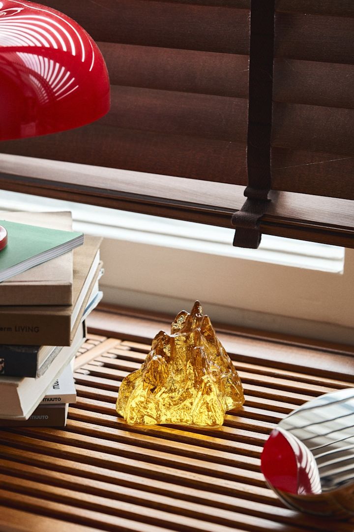 For autumn 2024 interior design trends, choose home accessories in coloured glass like this beautiful candle holder The Rock from Kosta Boda. 