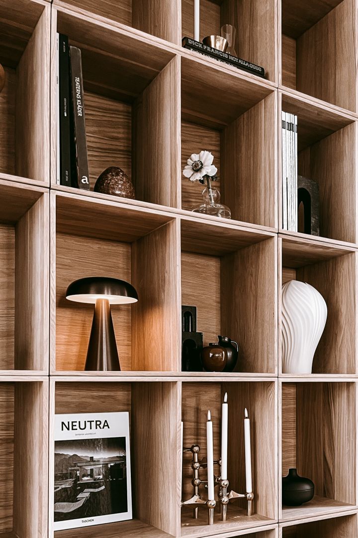 Bookshelf decor ideas - inspiration from Anela Tahirovic's home @arkihem where portable lighting and LED lights are perfect to style your bookshelf with.