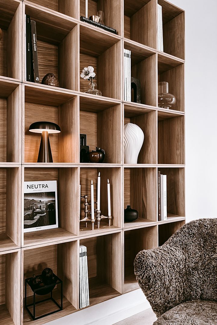 Bookshelf decor inspiration - inspiration at Anela Tahirovic's home @arkihem where portable lighting, LED lights, vegetation and still life are tips for the bookshelf.