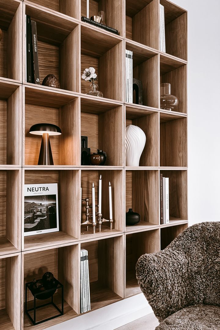 Bookshelf decor inspiration - inspiration at Anela Tahirovic's home @arkihem where portable lighting, LED lights, vegetation and still life are tips for the bookshelf.