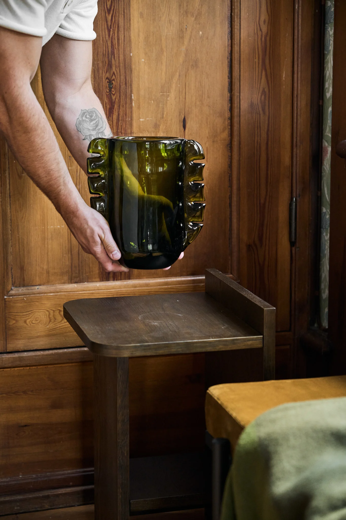 Olive green is one of the colour trends for our interiors in 2025, here you see the stacked shelf from Muuto in olive green. 