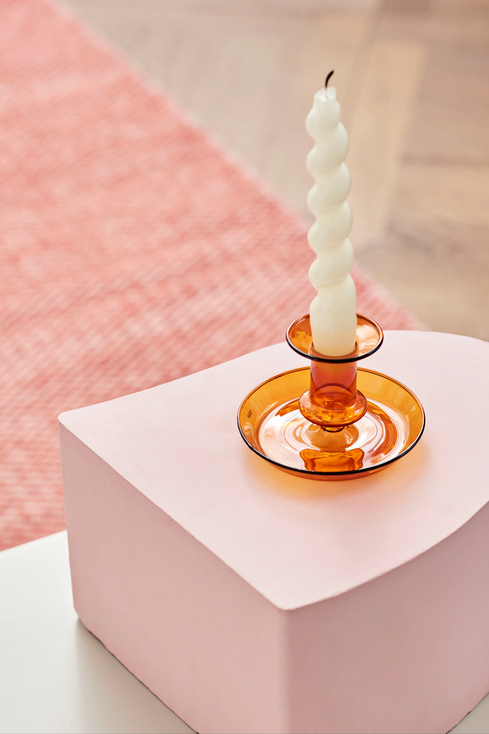 The interior design trends for spring 2023 offer colourful lighting and we like to decorate with Flowerpot VP9 from &Tradition in either blue, pink or red.