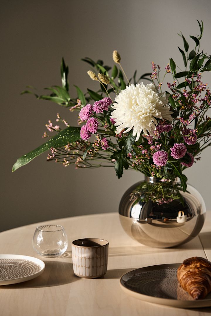 Mother's Day gifts should ideally express what your mum means to you. Give her a white and pink bouquet of flowers with a matching vase, here the silver Amico vase from Hilke.
