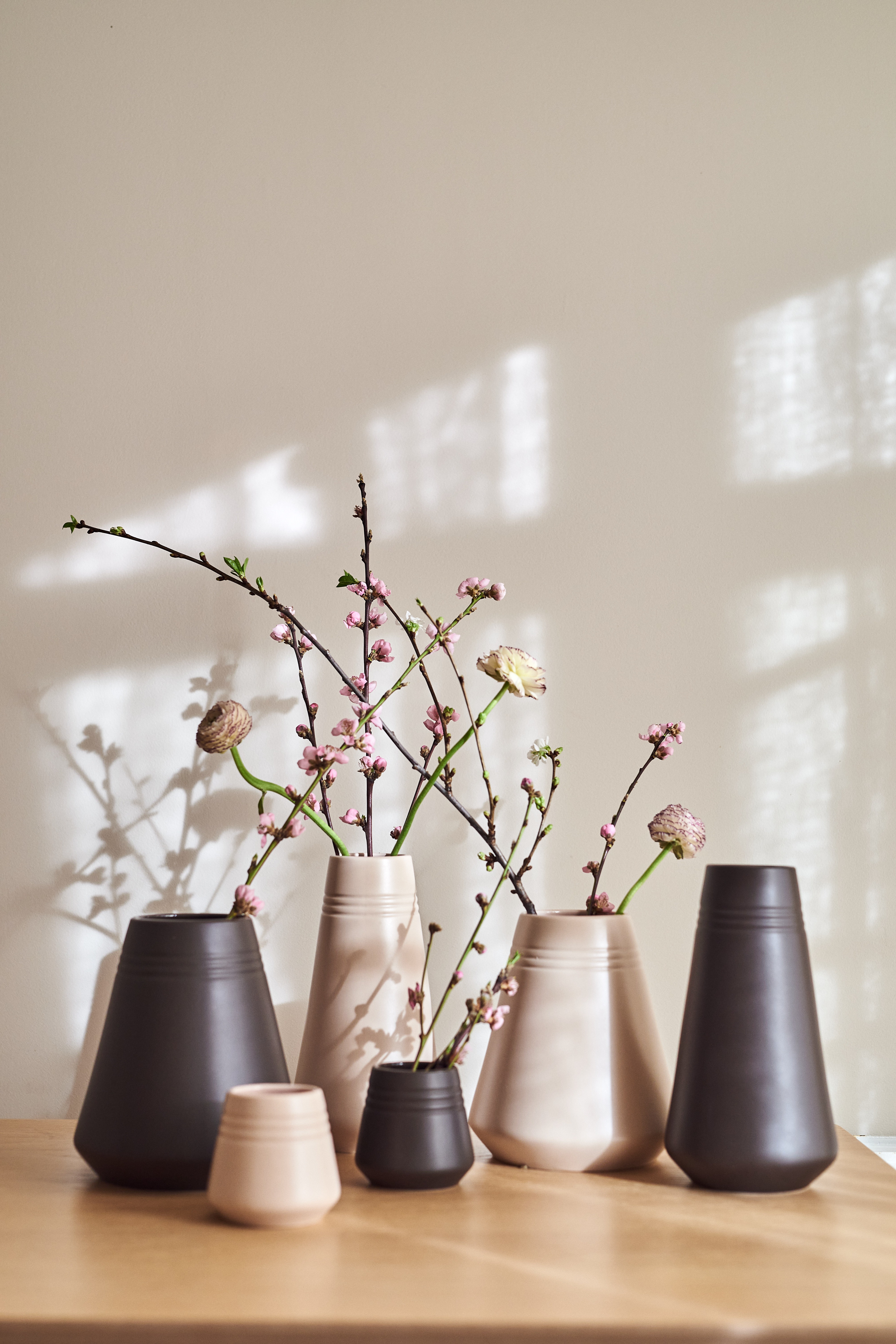 ned Jabeth Wilson Drejning 9 large vases for spring bouquets