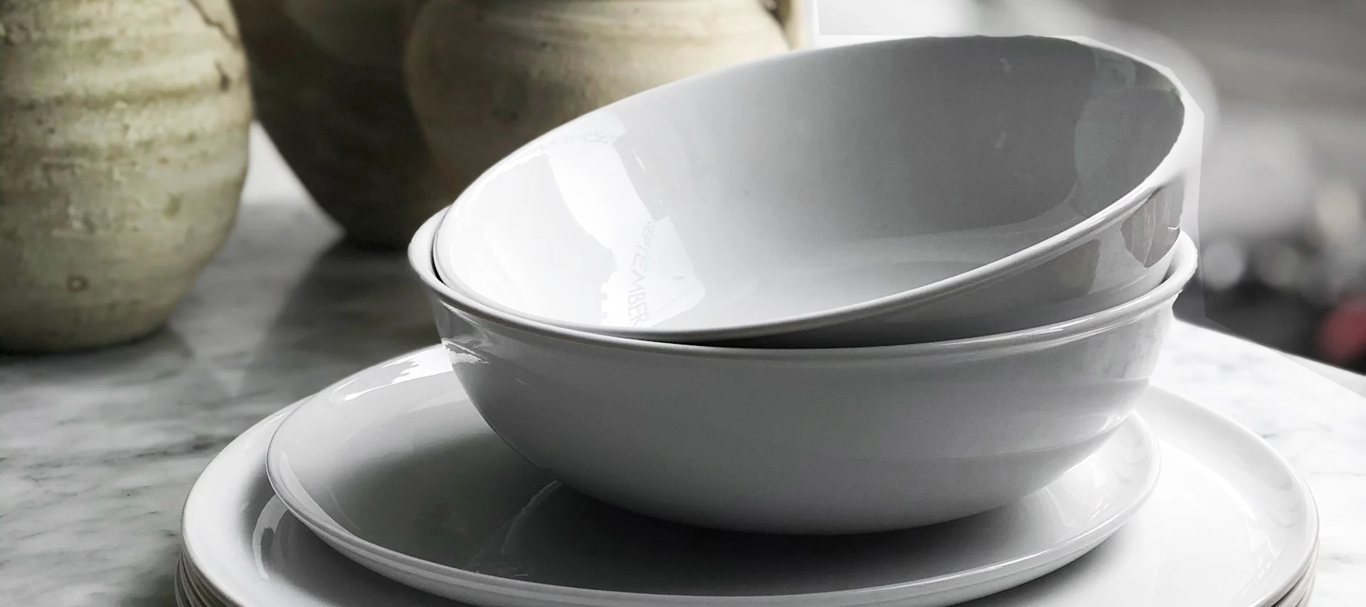 Here you see a stack of white porcelain from Kay Bojesen.