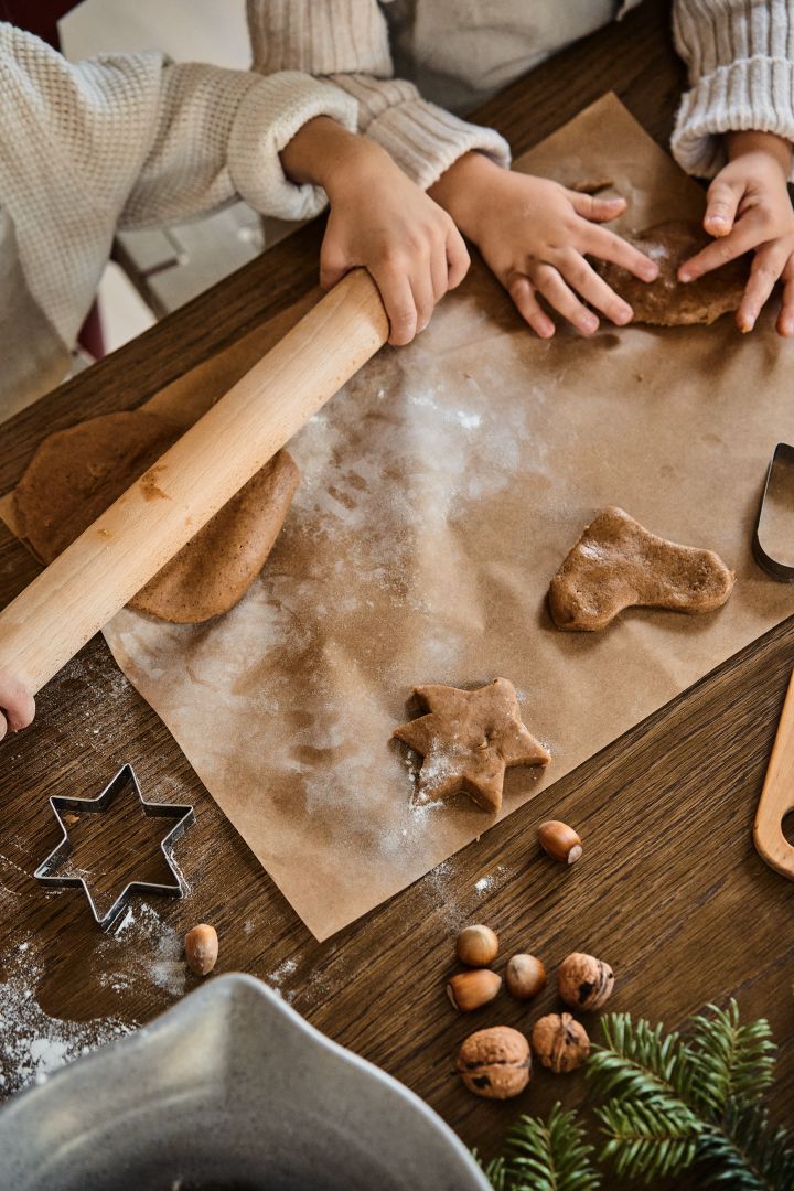 Scandinavian lifestyle things that you need to try this winter - preparing pepparkakor with kids. 