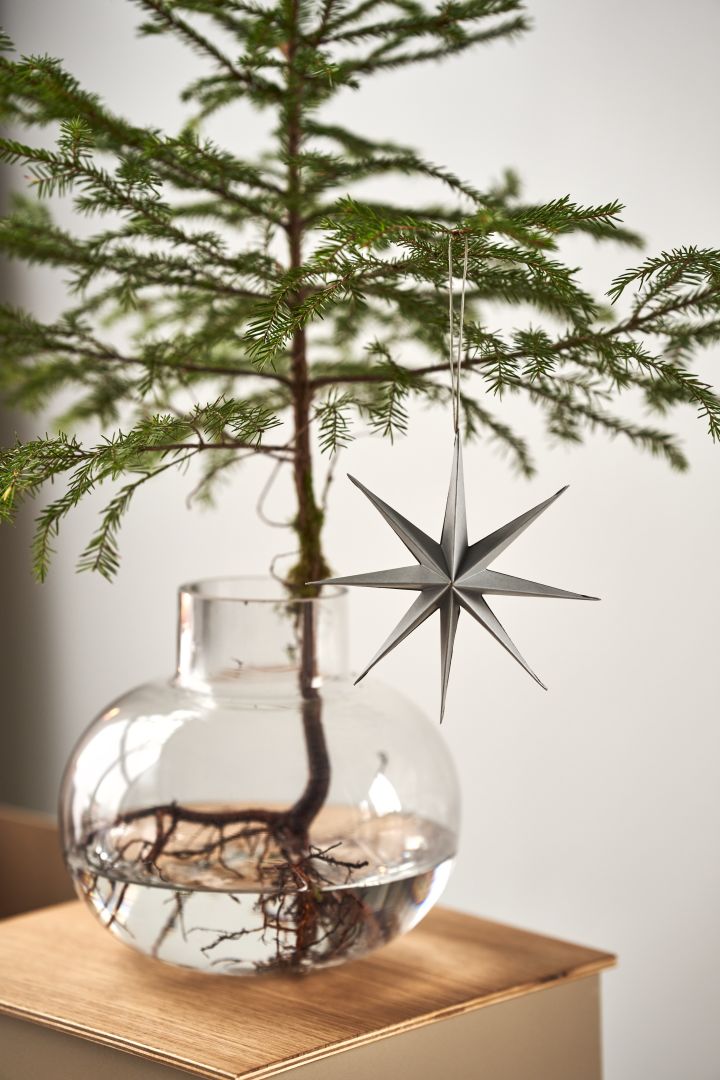 Decorate the Christmas tree with Christmas tree decorations for 2021 in 4 different styles according to Nest Trends - Nurture, Share, Boost and Cultivate. Here you see the Star tree topper in gray paper from Broste Copenhagen.