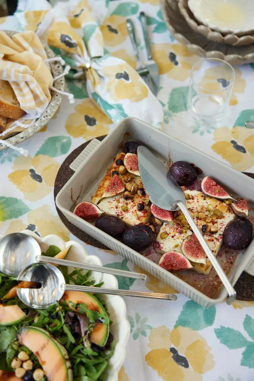 Here you see a summer recipe of baked feta and figs in the Sagaform oven dish. 