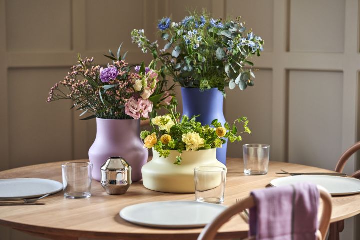 Here you see the colourful ceramic vases from the new extension to the Dorotea collection. They are on a table setting with matching colourful bouquets. 