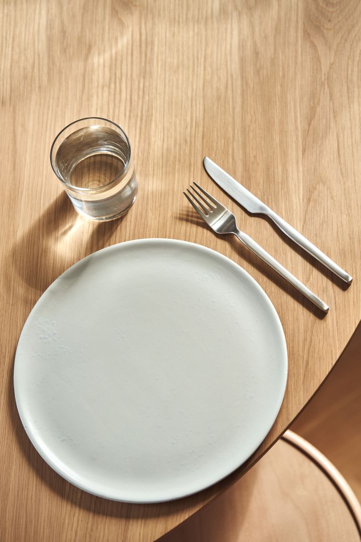 An overhead shot of the Dorotea cutlery for Gense with a simple white plate. 