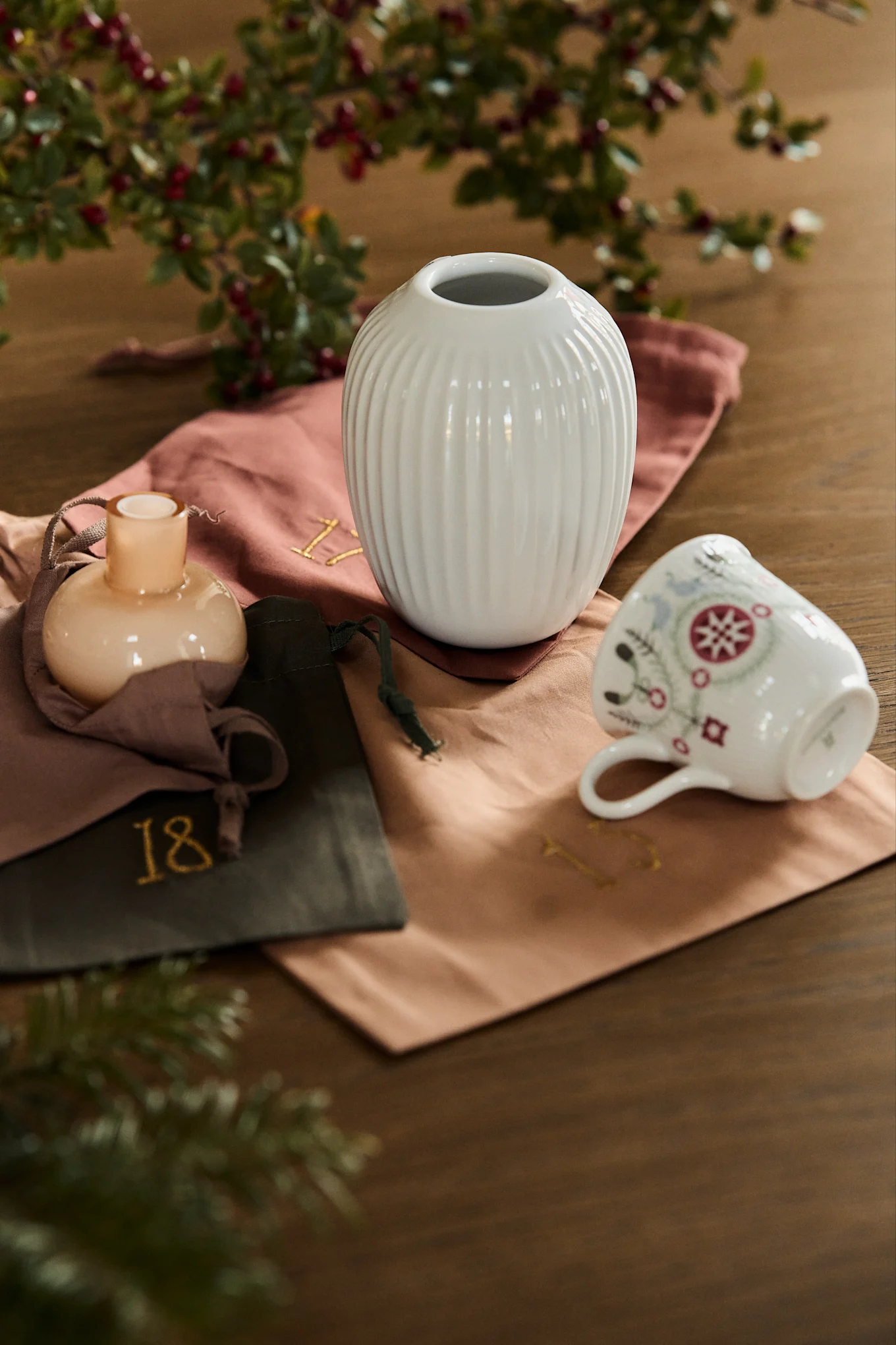 Use the Christmas countdown Christmas calendar from ferm LIVING and fill your advent calendar with the Marimekko vase, Kähler vase or Rörstrand mulled mug.