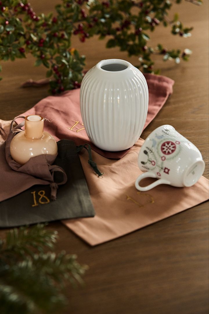 Use the Christmas countdown Christmas calendar from ferm LIVING and fill your advent calendar with the Marimekko vase, Kähler vase or Rörstrand mulled mug.