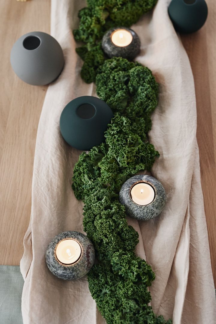 Kale meanders in the middle of the table as a beautiful, natural decoration on the Christmas table.