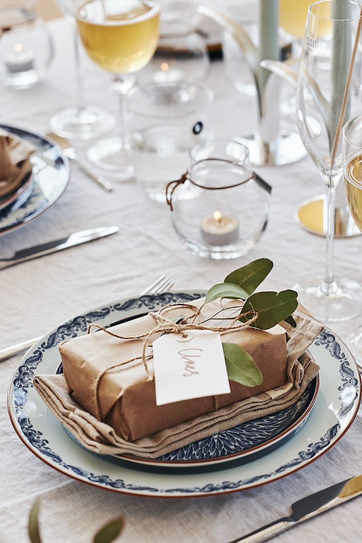 A blue and white place setting consisting of Ostindia and Ostindia Floris from Rörstrand is perfect for the summer.