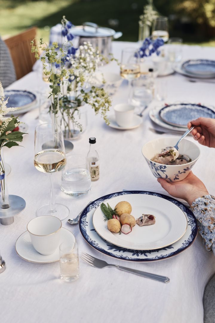 A blue and white place setting consisting of Ostindia and Ostindia Floris from Rörstrand is perfect for the summer.