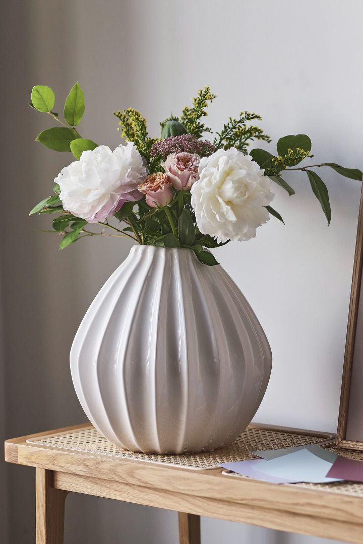 Elegant wedding gift idea: a beautiful round, white vase for all sorts of cut flowers. 