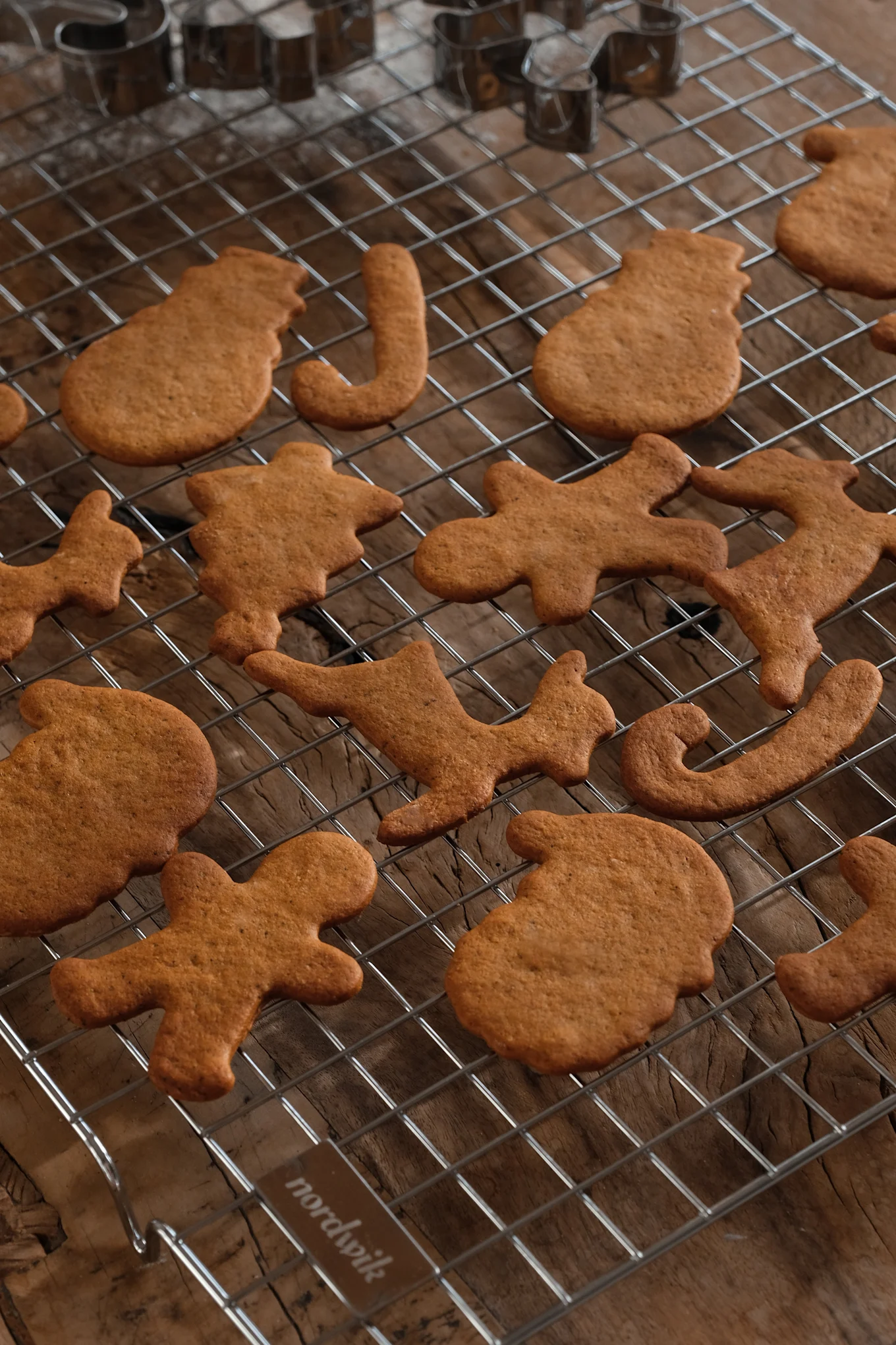 Gingerbread cookies cooling on a rack, baked by Baka med Frida, who also shares tips for this year's Christmas baking.