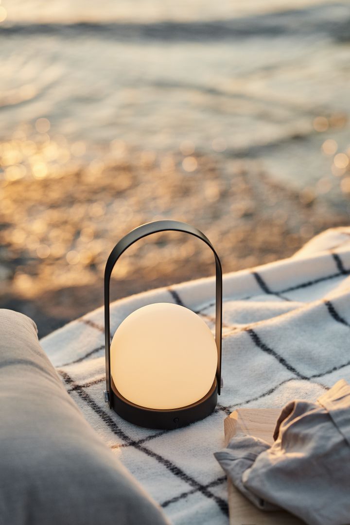 Cordless and rechargeable lighting such as the Carrie lamp from Audo Copenhagen is a new summer essential that you cannot afford to miss.  