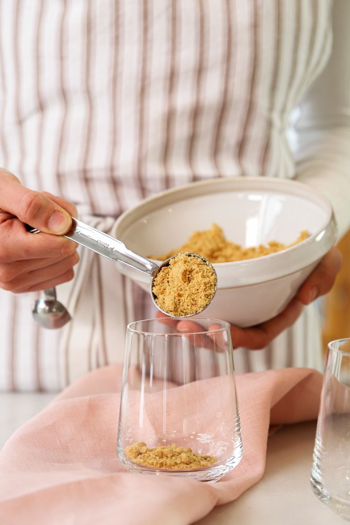 Baka med Frida for the New Year - 3 festive chocolate desserts. Here you see De Buyer measuring set and Iittala Essence drinking glass.