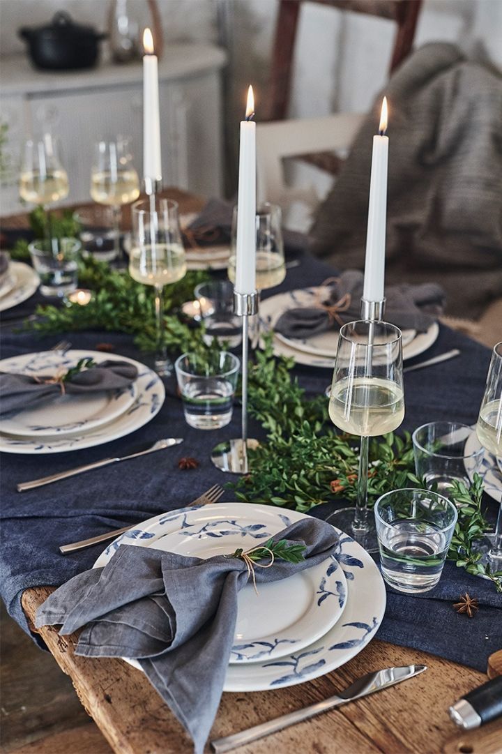 A romantic Christmas table setting in blue and white with the Havspil porcelain from Scandi Living. 