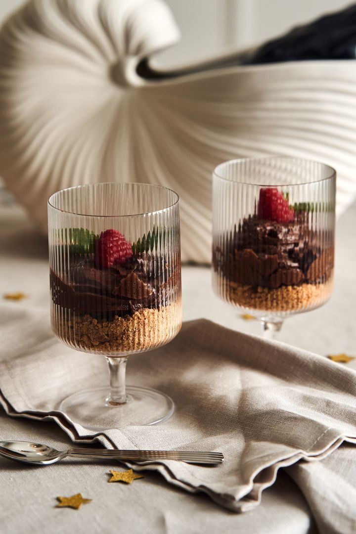 New year party ideas - here you see a decadent chocolate dessert from Baka med Frida in a ripple wine glass. 