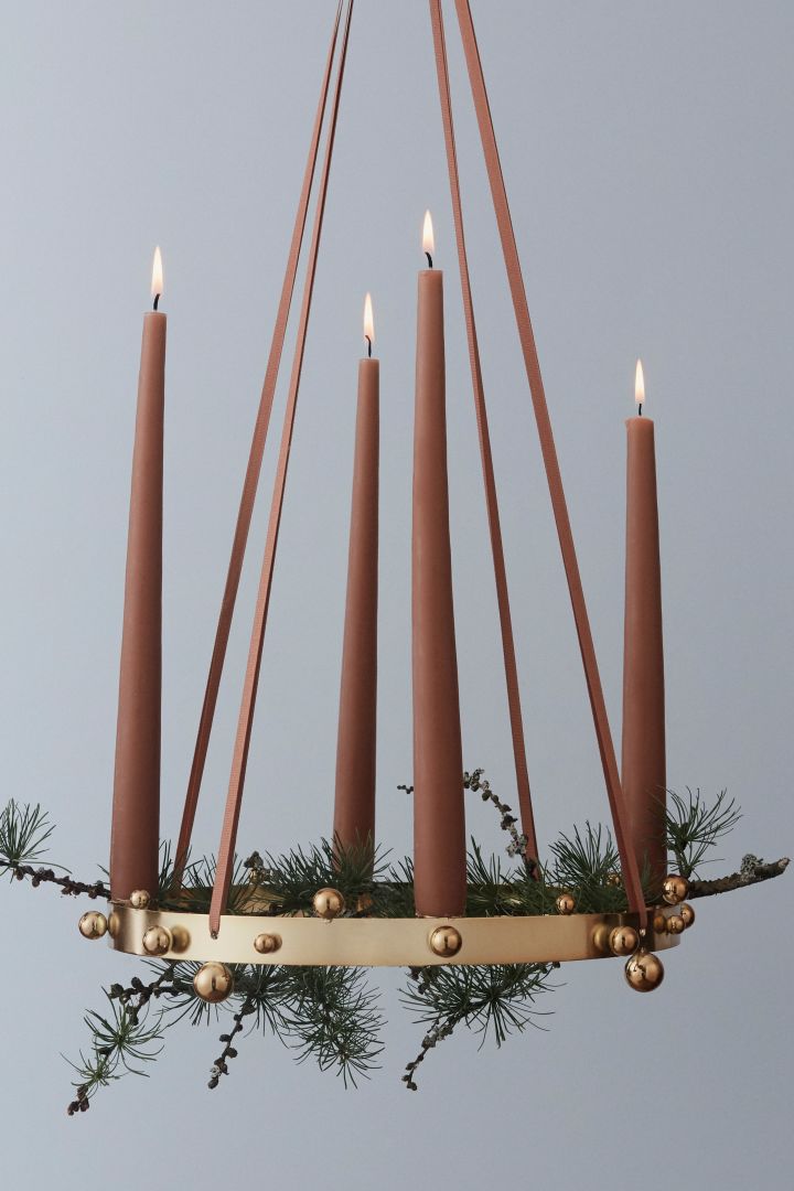 Here you see the traditional Pearl advent candle holder from OYOY. 