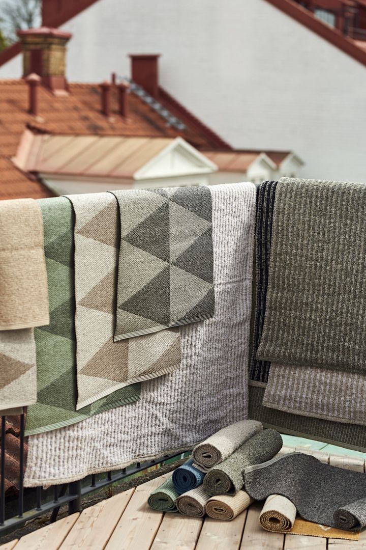Here you see a collection of plastic rugs from Scandi Living hanging on over the edge of a balcony. The plastic rug is a Swedish summer essential for making you feel at home in your outdoor space. 