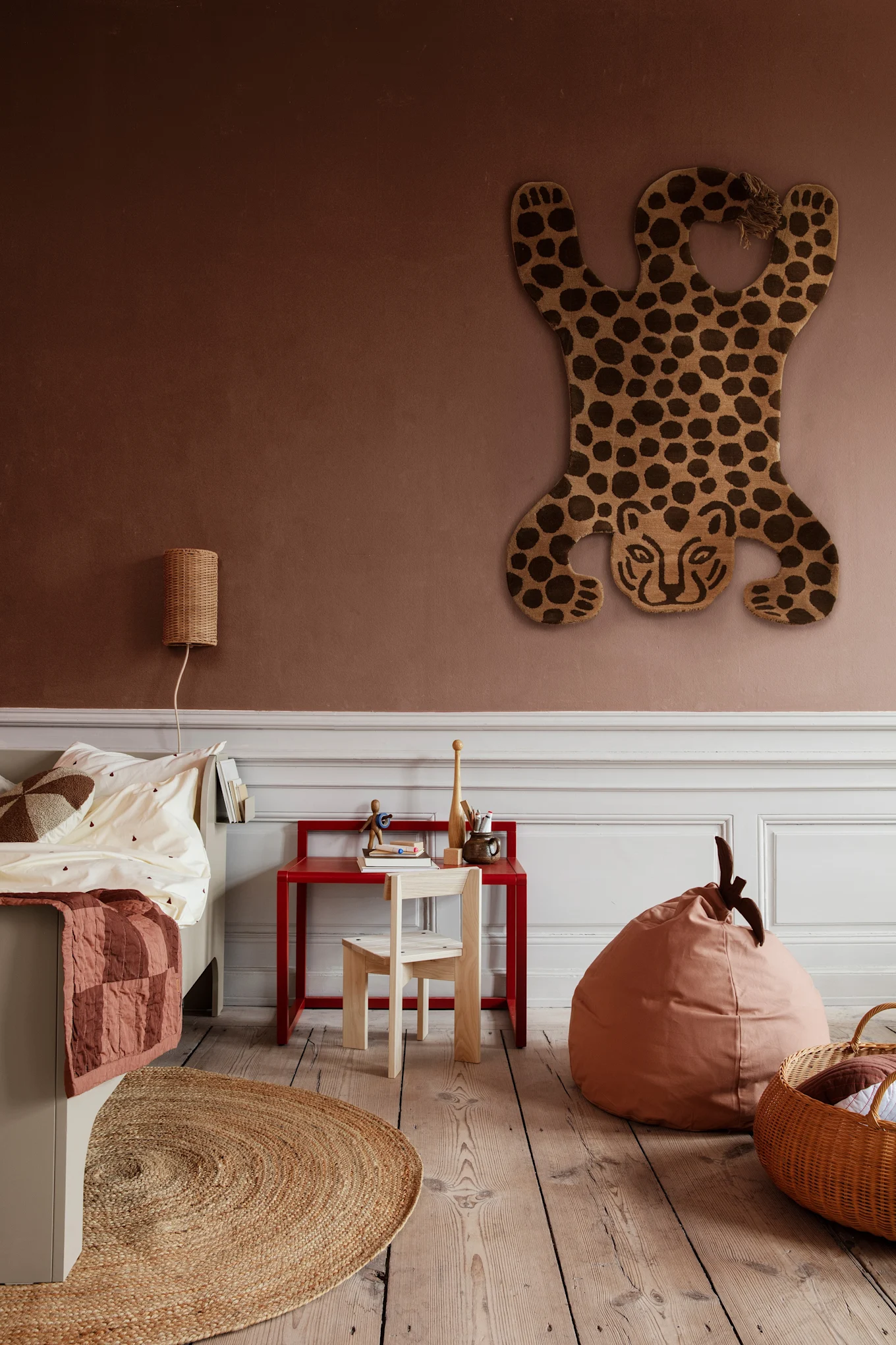 Bean bags are always an appreciated idea for a children's room. Here you see the Pear bean bag in dusty pink from ferm living in a pink children's room. 