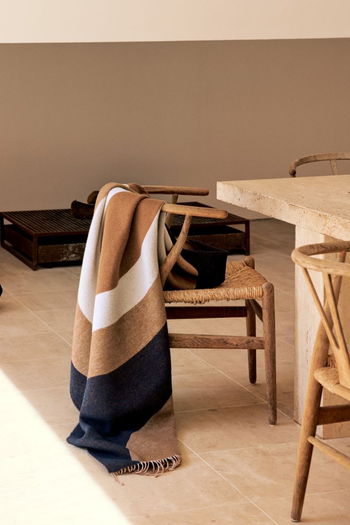 Combining contrasting materials such as wool, wood and stone is one of the interior design trends for autumn 2022.