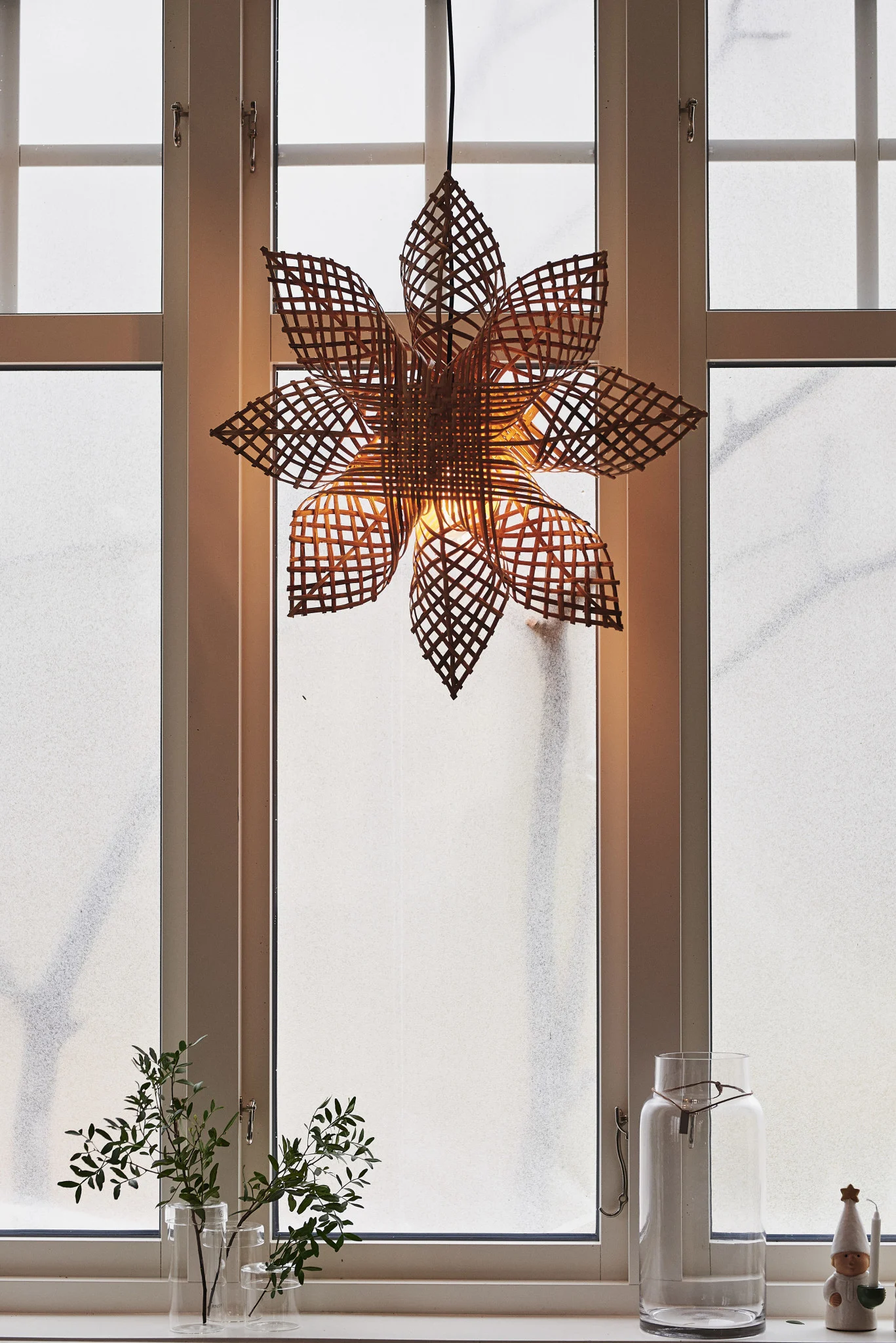 How to decorate with traditional Scandinavian Christmas decorations - the Snöblomma hanging paper star from Watt & Veke is always a popular Christmas decoration here in Scandinavia. Hang it in the window with a light for a soft glow. 