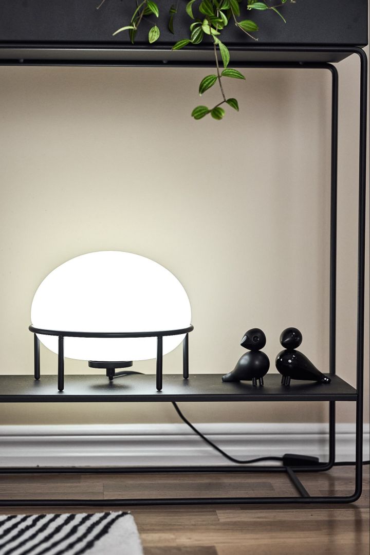 Choosing the right light bulb - Pump table lamp from Woud with white light shows a light source of 4000K.