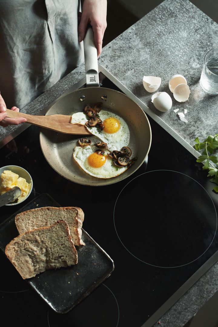 The Norden frying pan from Fiskars in stainless steel is perfect for frying eggs in and is easily cleaned with detergent.