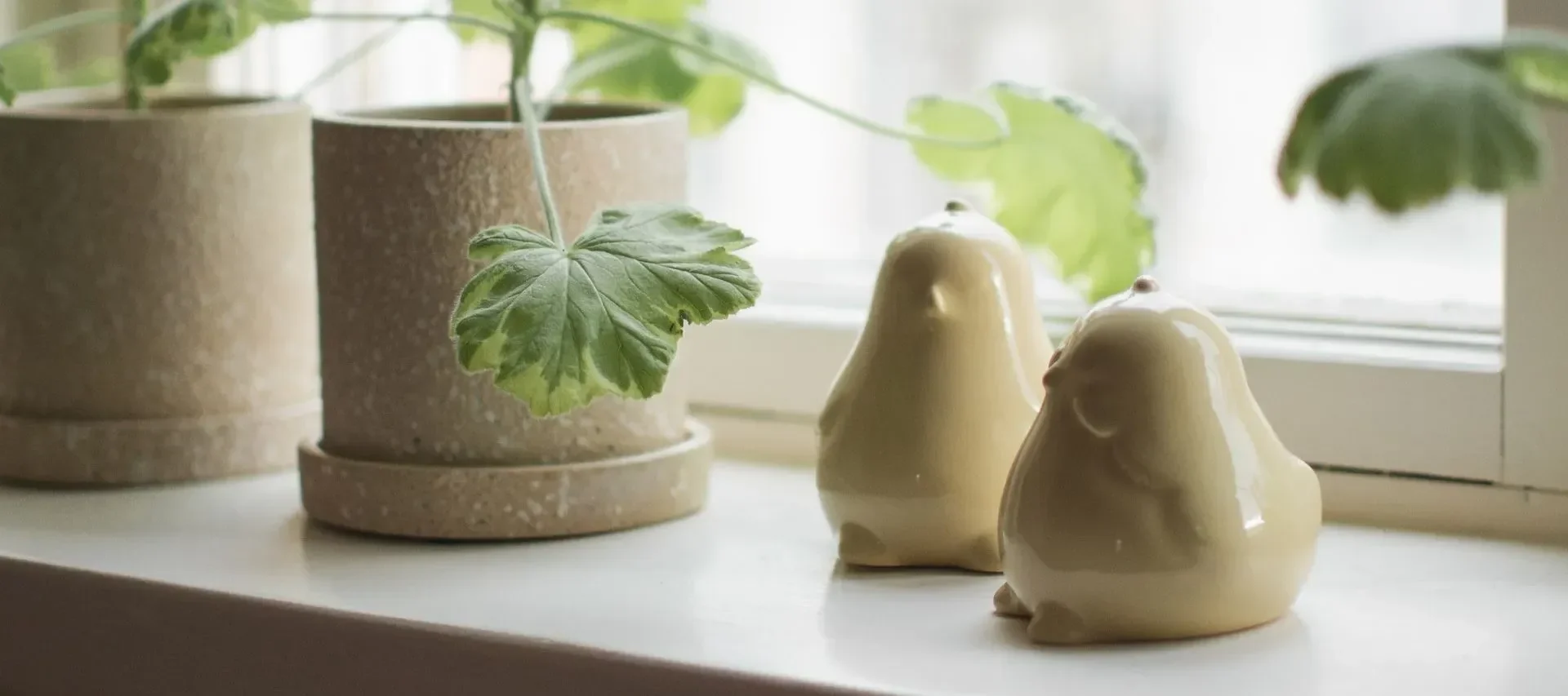 Two ball vases in different shapes and sizes from Cooee Design with spring flowers stand on a tray, next to several triplets of Easter bunnies from DBKD in @sachi_roooom's home.