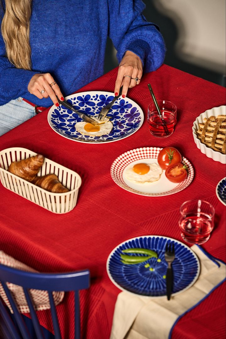 The retro style is back as one of the interior design trends for spring 2023. We decorate with a lot of pattern and colour on porcelain in the trend colours red and blue.