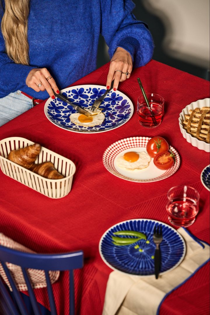 The retro style is back as one of the interior design trends for spring 2023. We decorate with a lot of pattern and colour on porcelain in the trend colours red and blue.