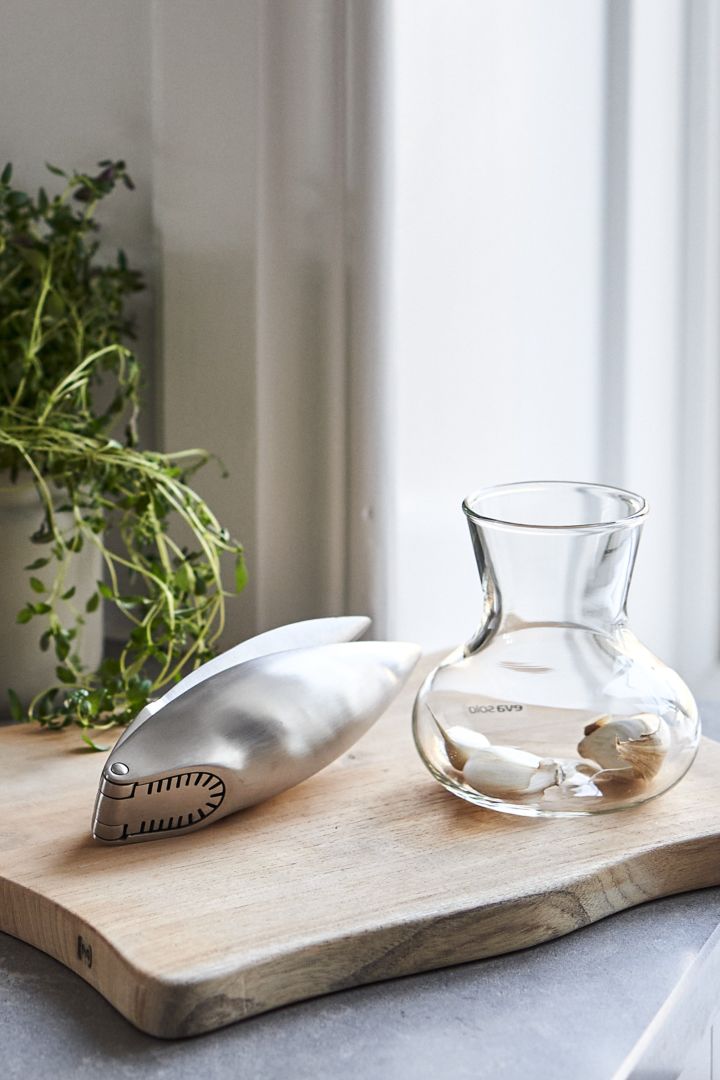 Renew your kitchen with 11 practical and stylish kitchen accessories for easier cooking - here you see a stylish garlic press from Eva Solo in stainless steel with an associated glass bowl.